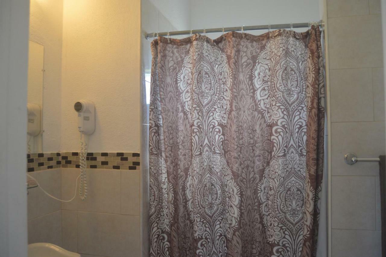 Surfers Manor Motel Gregory Town エクステリア 写真